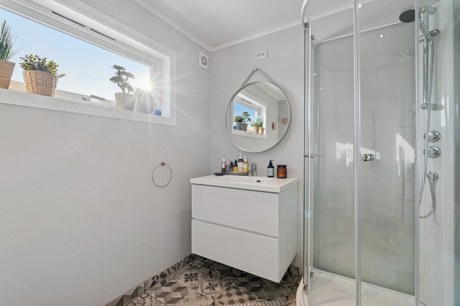 Rommet er utstyrt med et dusjkabinett som nylig er skiftet ut. Galleribilde