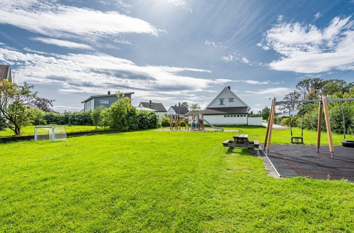 Nærområdet er barnevennlig med flere lekeplasser, skoler og barnehager i gangavstand (Tidligere bilde). Galleribilde