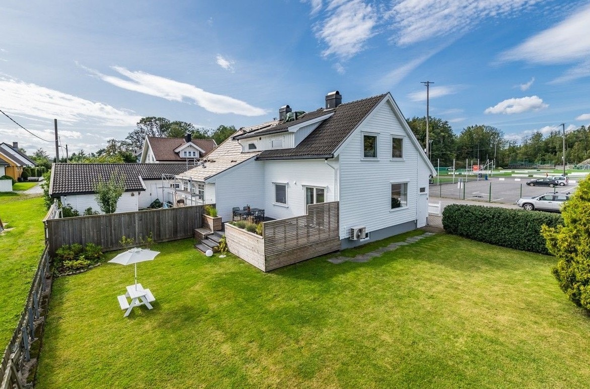 Velkommen til Sportsveien 13! En velholdt halvpart av en vertikaldelt tomannsbolig med en romslig og pent opparbeidet hage (Tidligere bilde). Galleribilde