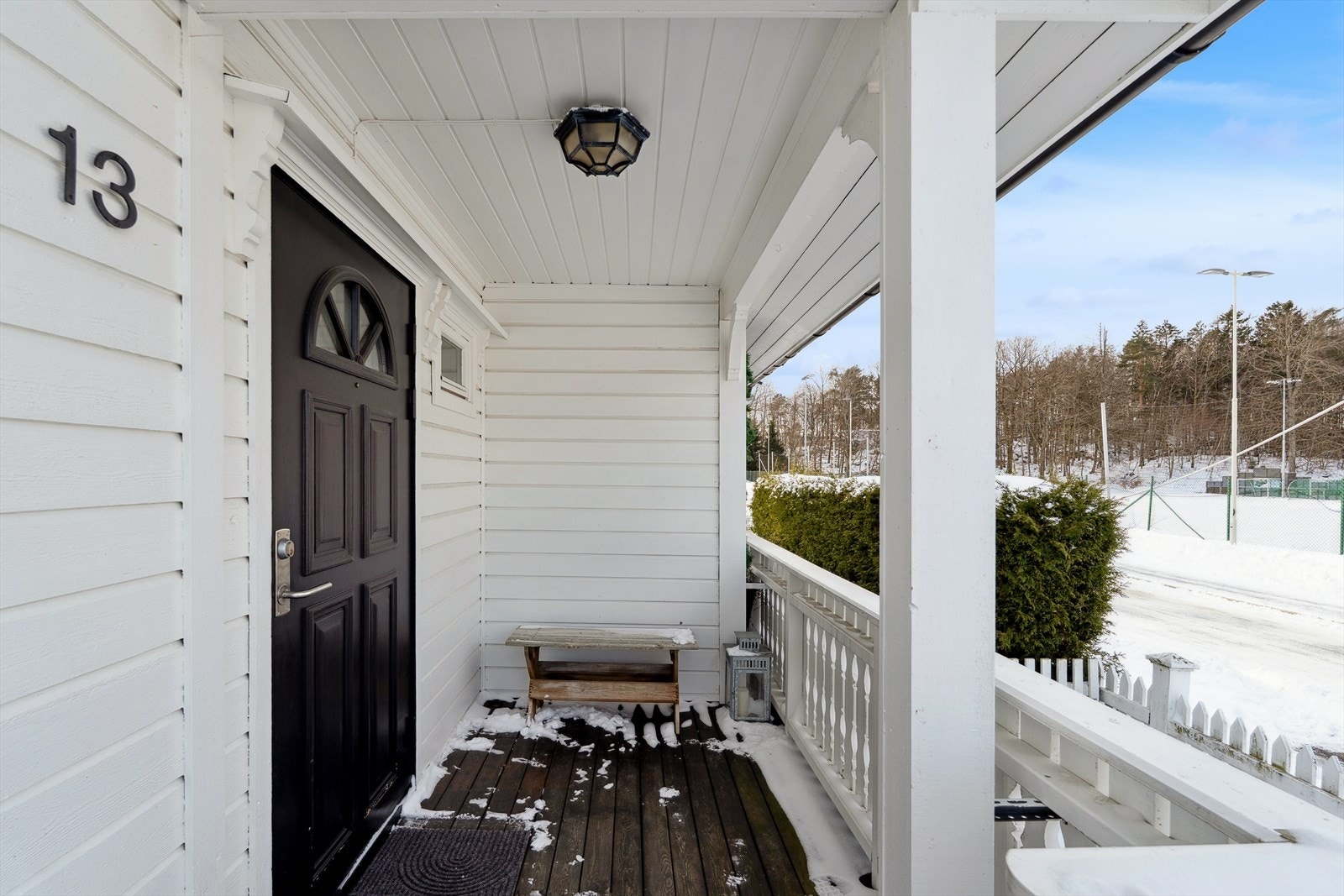 Det overbygde inngangspartiet gir ly for vær og vind. Galleribilde