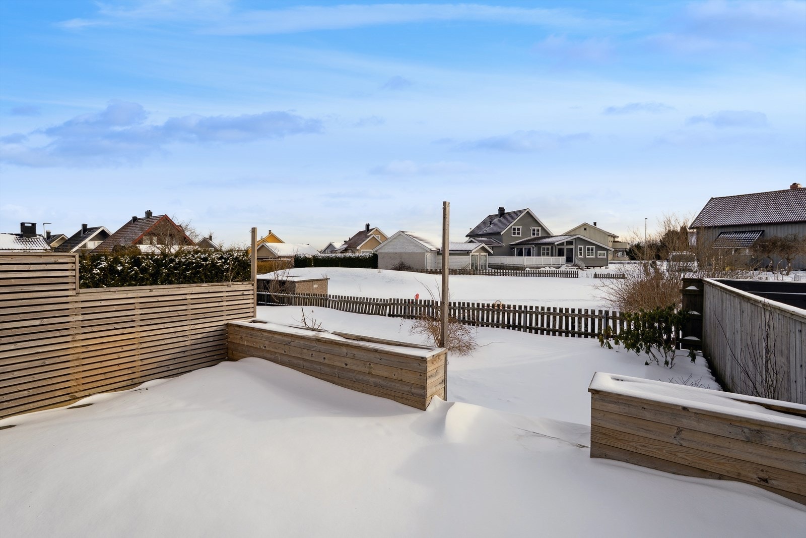 Uteområdet er pent opparbeidet og gir gode muligheter for uteliv året rundt. Galleribilde