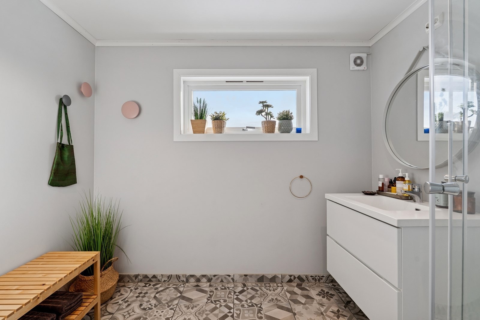 Her er det elektriske varmekabler i gulvet for ekstra komfort, samt vindu for lufting. Galleribilde