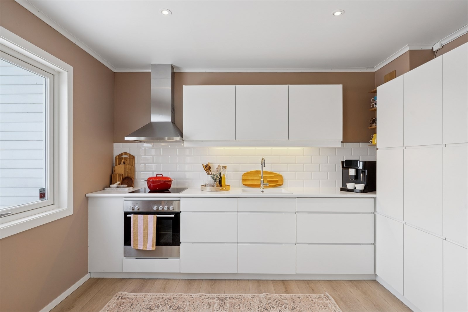 Innredningen har slette fronter med foliert spon og godt med skap- og benkeplass. Galleribilde