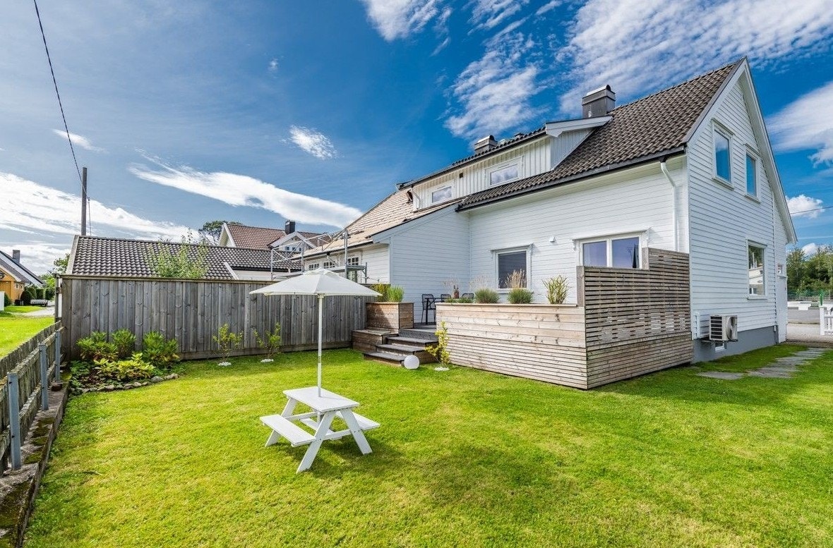 Fra hagen har man tilgang til den store verandaen på 25 m², en naturlig forlengelse av stuen (Tidligere bilde). Galleribilde