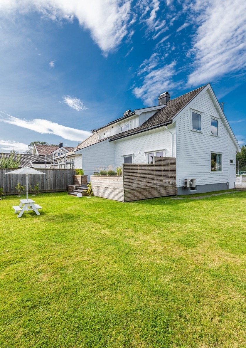 Hagen er skjermet med hekk og gjerde, og har en stor plen for lek og aktivitet (Tidligere bilde). Galleribilde