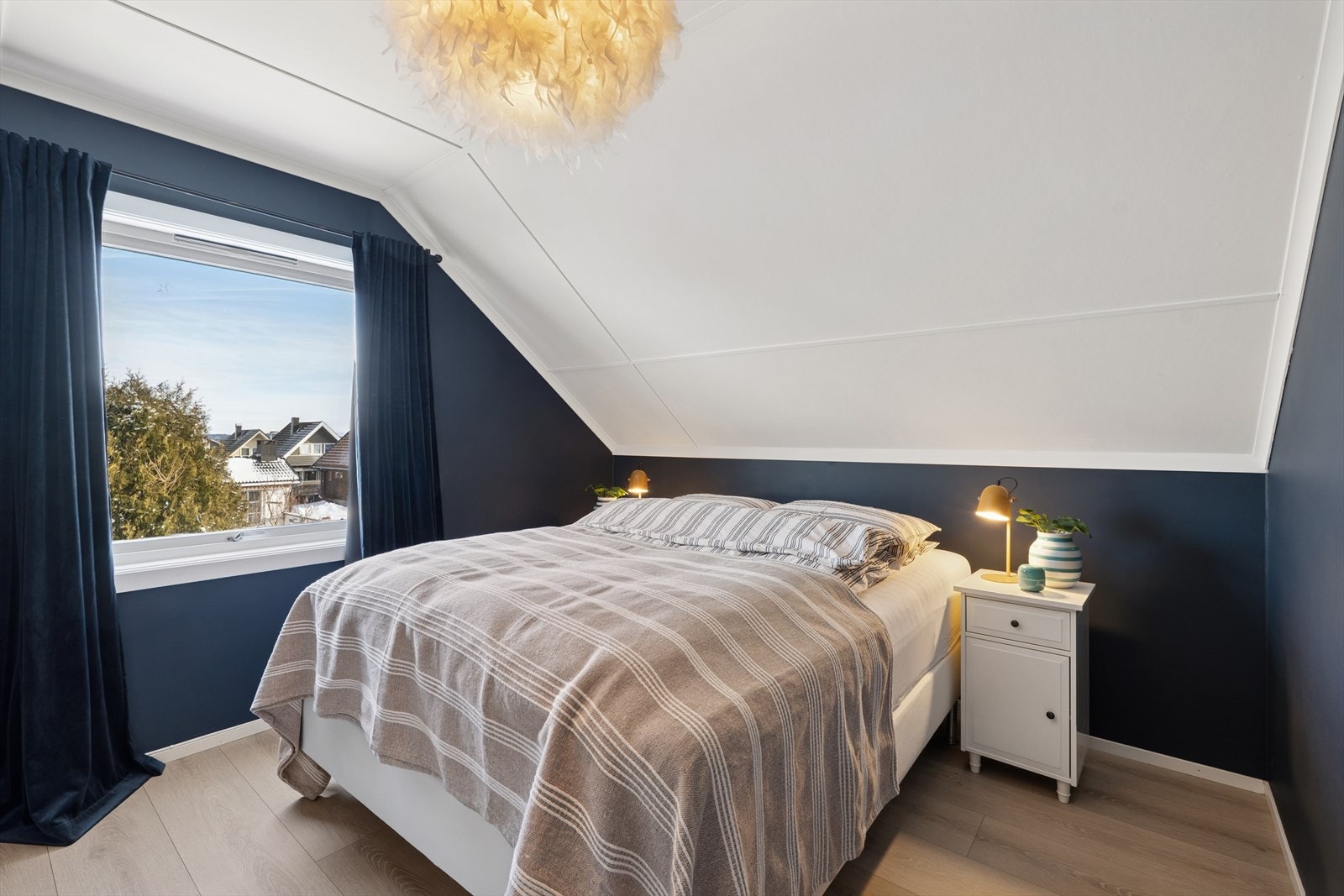 Rommet har en nøytral og behagelig atmosfære, med malte plater på veggene og Takess-plater i himling. Galleribilde