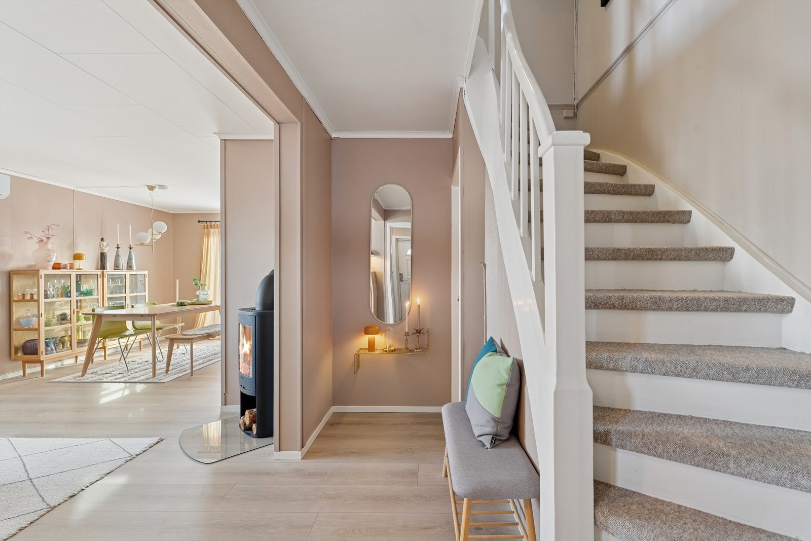 Fra trappegangen ledes du videre inn i boligens sosiale sone og opp til andre etasje. Galleribilde