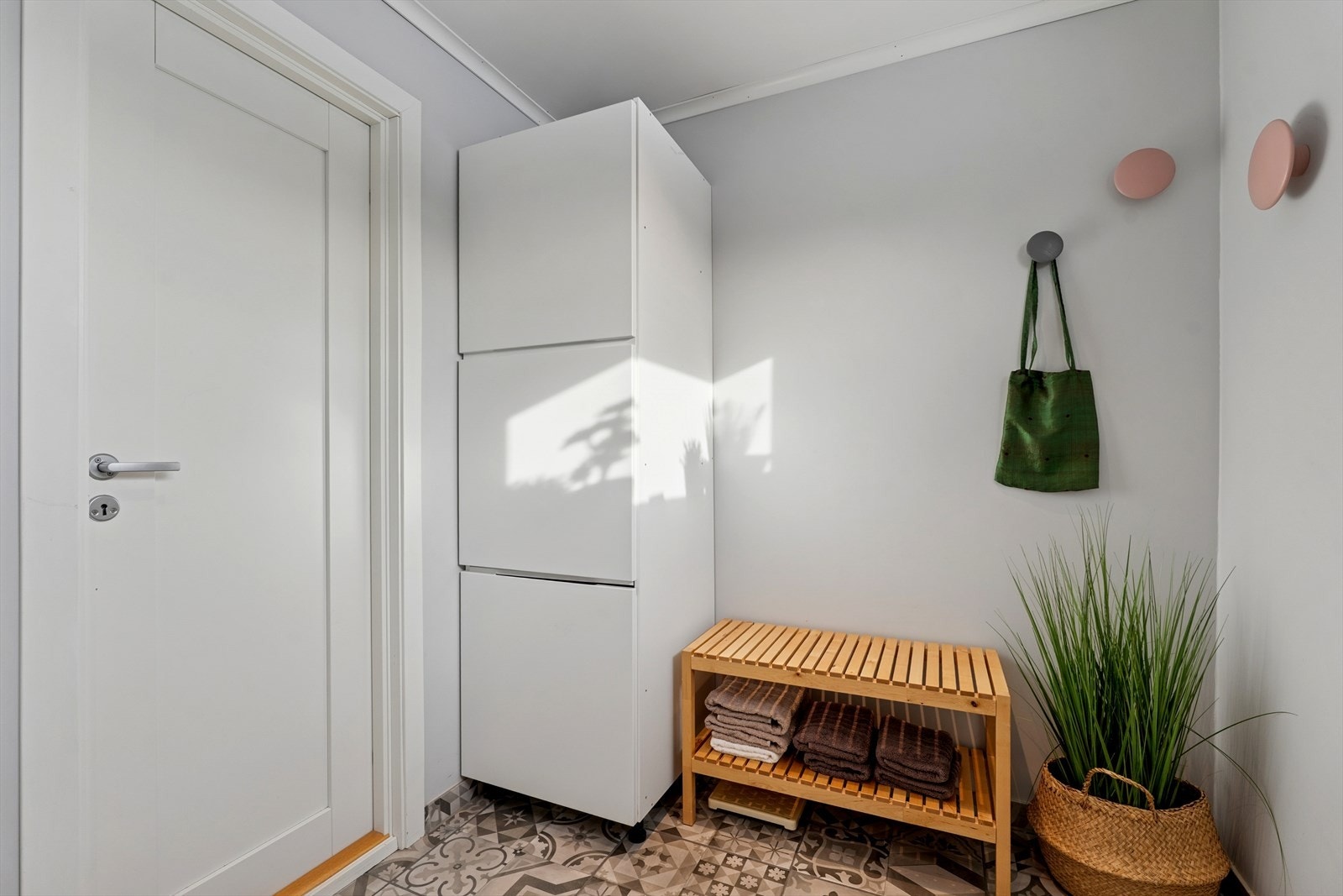 Badet har flislagt gulv med praktisk oppkantflis mot vegg. Galleribilde