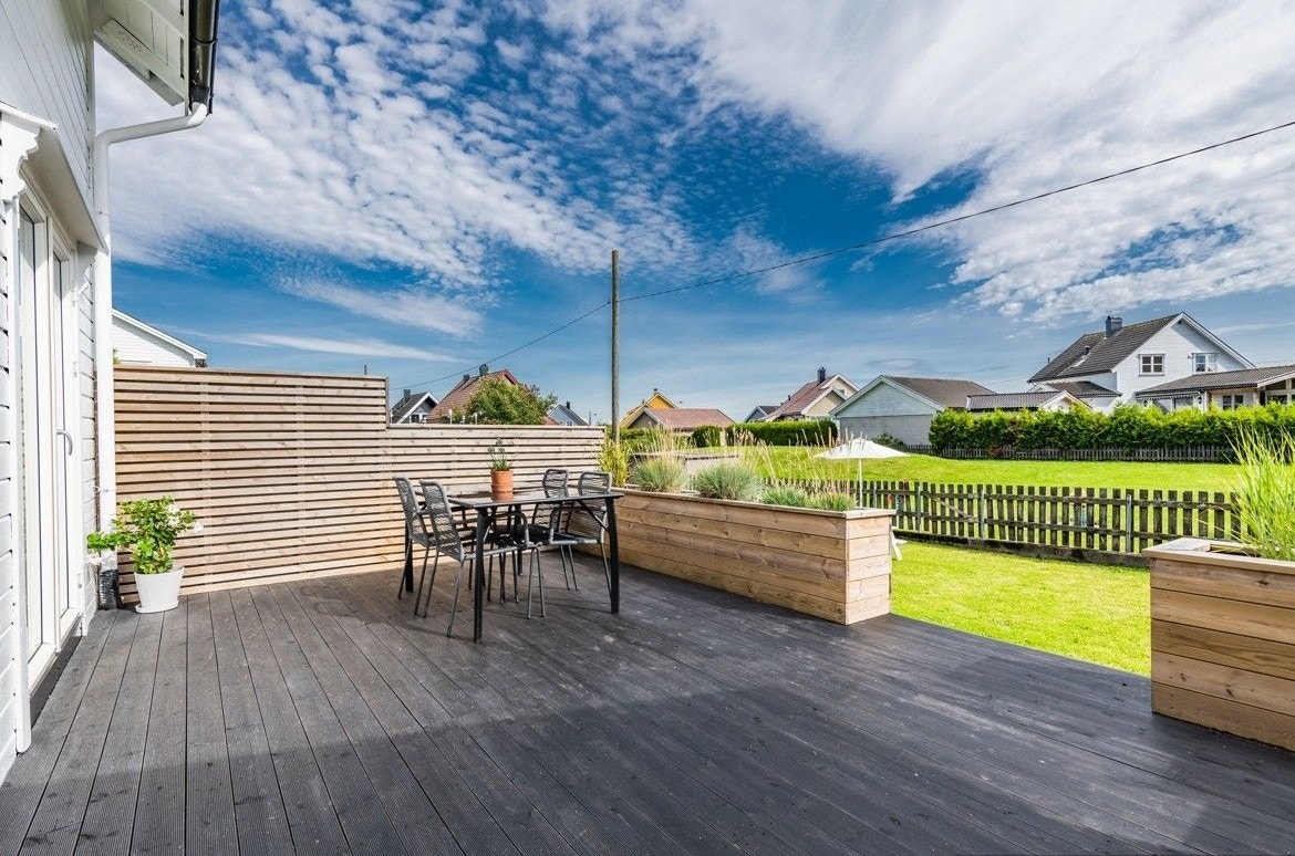 Den store verandaen har god plass til både sittegruppe og grill (Tidligere bilde). Galleribilde