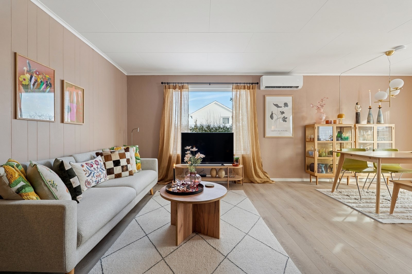 En nyere luft-til-luft varmepumpe sørger for effektiv oppvarming av oppholdsrommet. Galleribilde