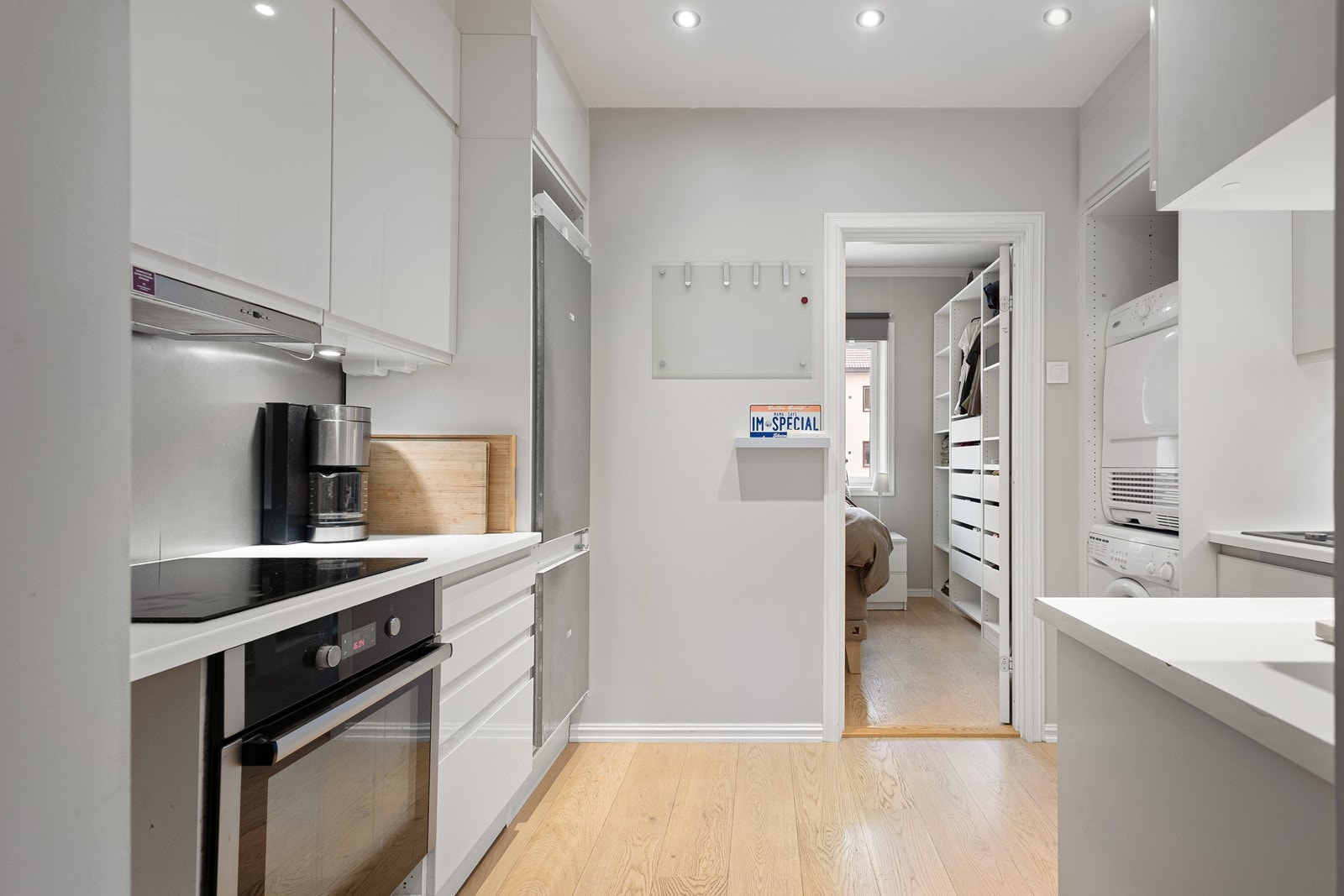 Det er integrert oppvaskmaskin, platetopp og stekovn Galleribilde