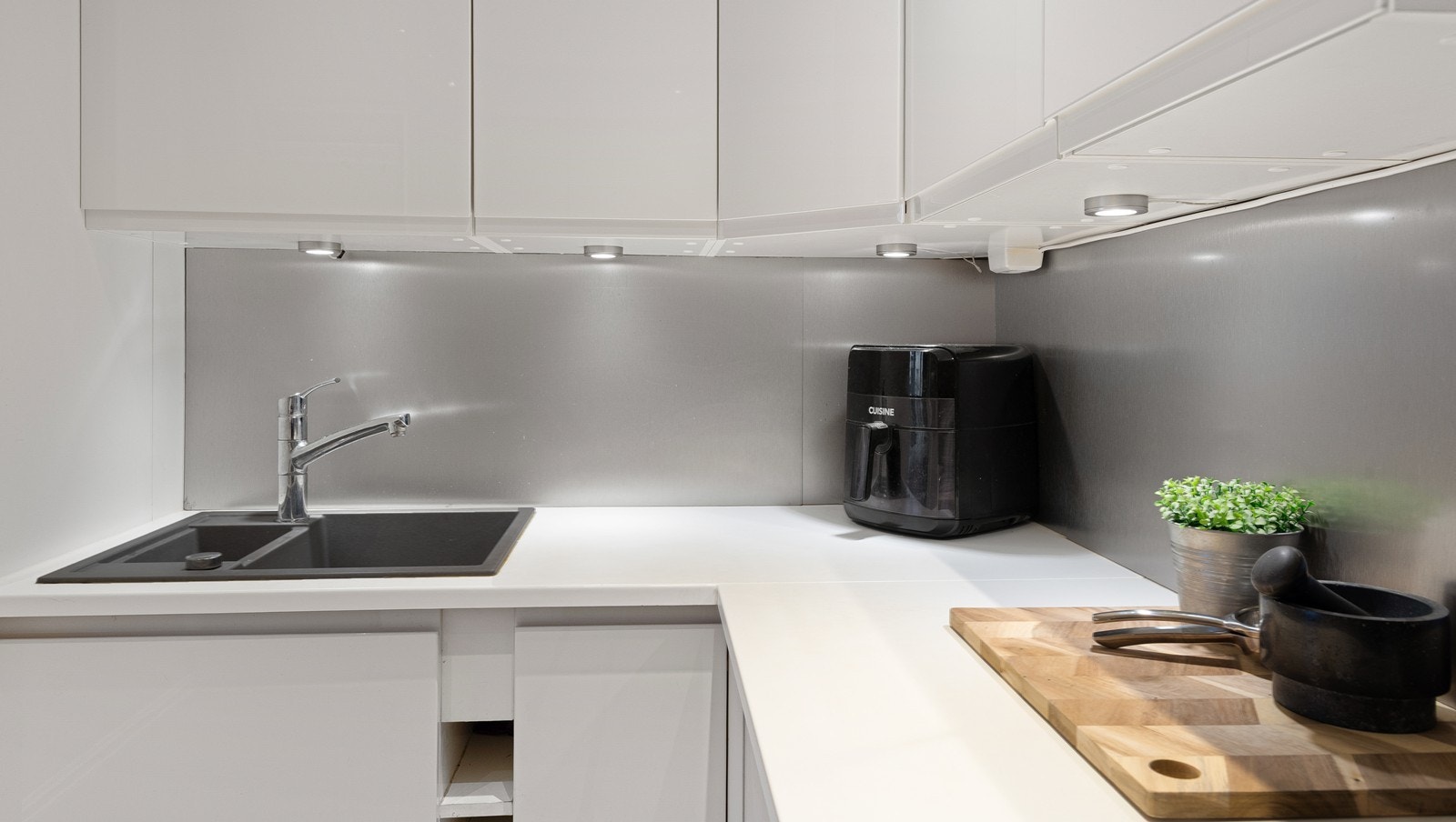 God arbeidsflate med lys under overskap Galleribilde