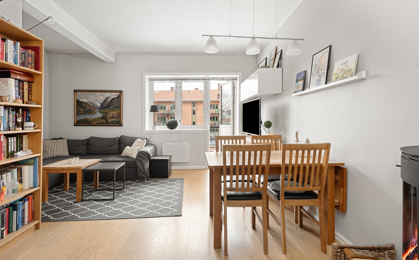 Stuen vender mot hyggelig bakhage med idyllisk utsyn Galleribilde