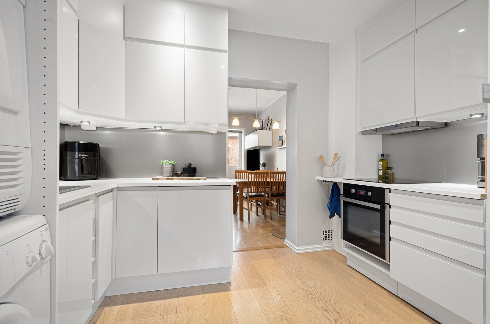 HTH-kjøkken med mye skap- og benkeplass Galleribilde