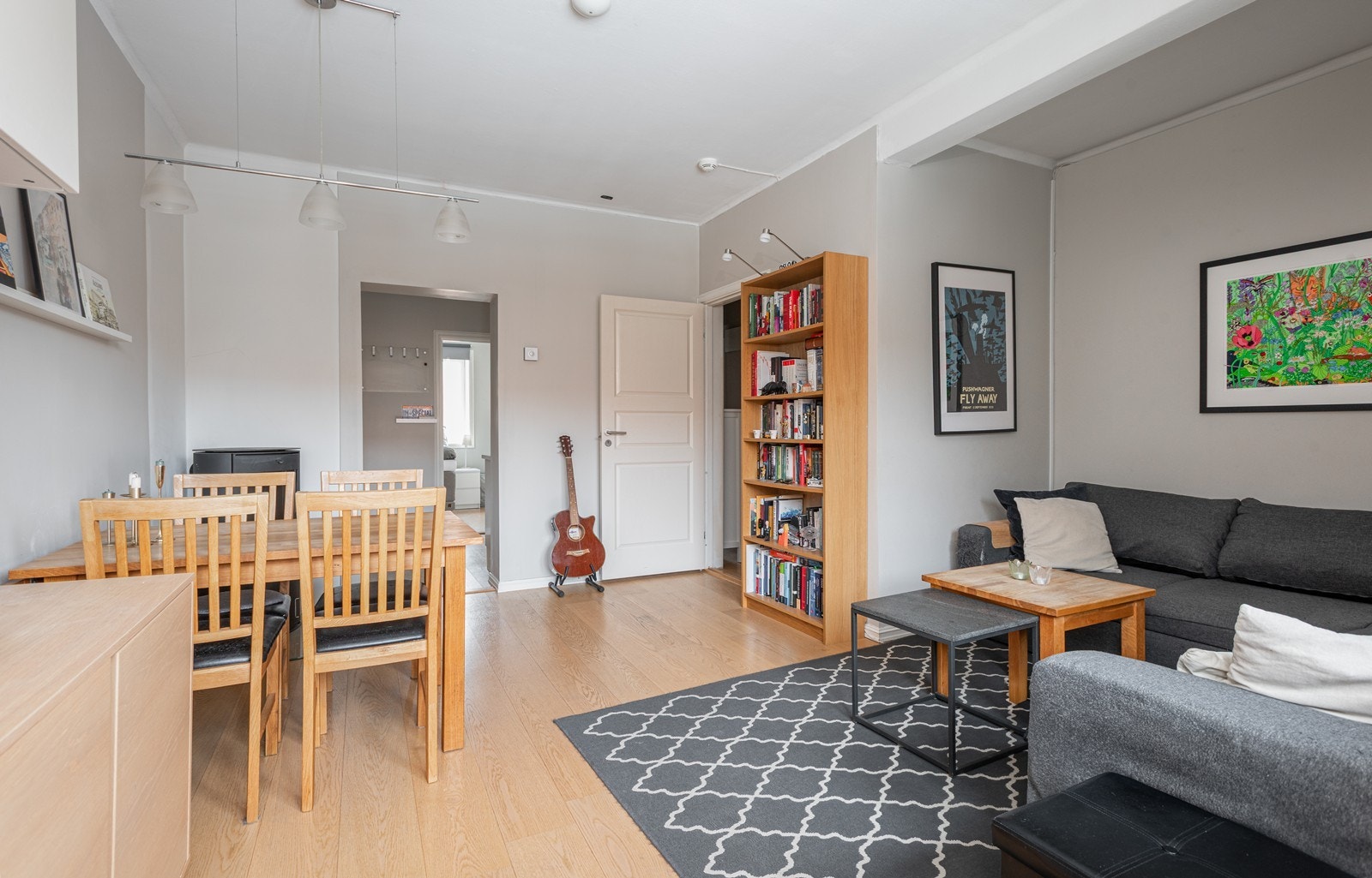 Fra stuen er det åpent inn til kjøkkenet Galleribilde