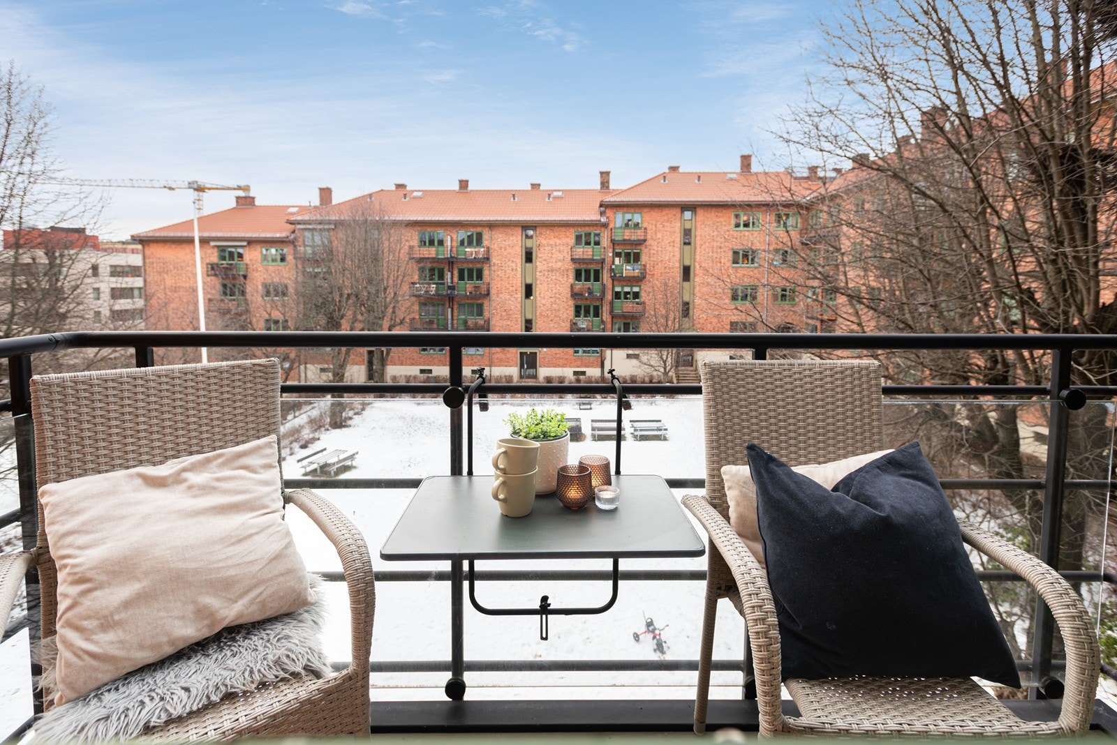 Nordvestvend balkong med ettermiddags- og kveldssol på sommerstid Galleribilde