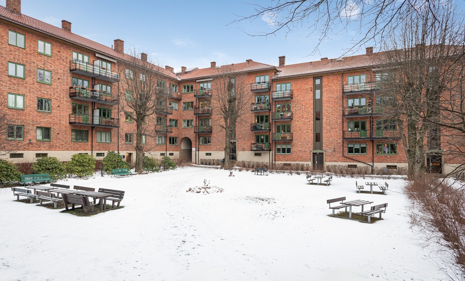 Pent opparbeidet og solrik bakhage, sett fra stue Galleribilde