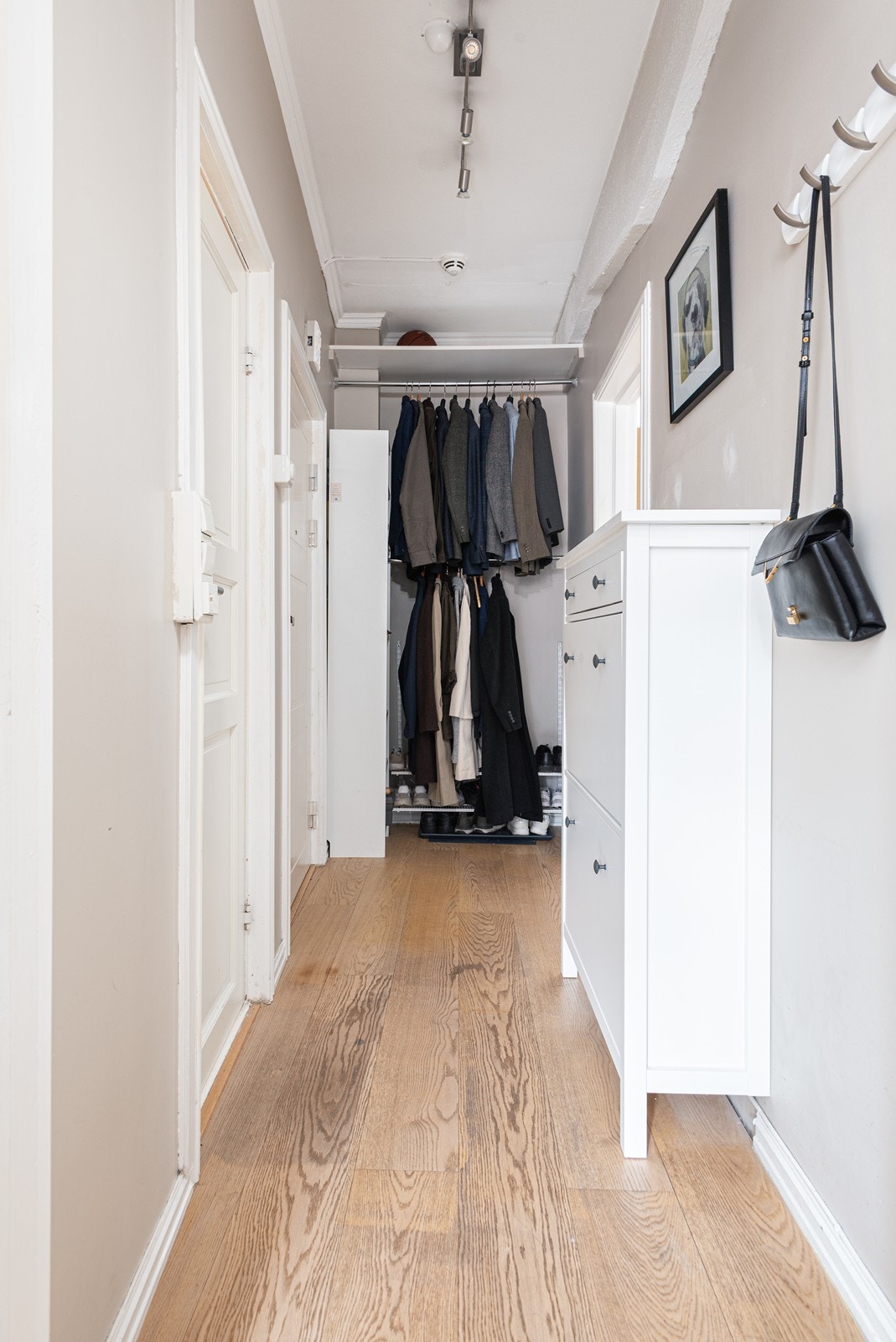 Innbydende gang med god plass til sko og klesavheng Galleribilde