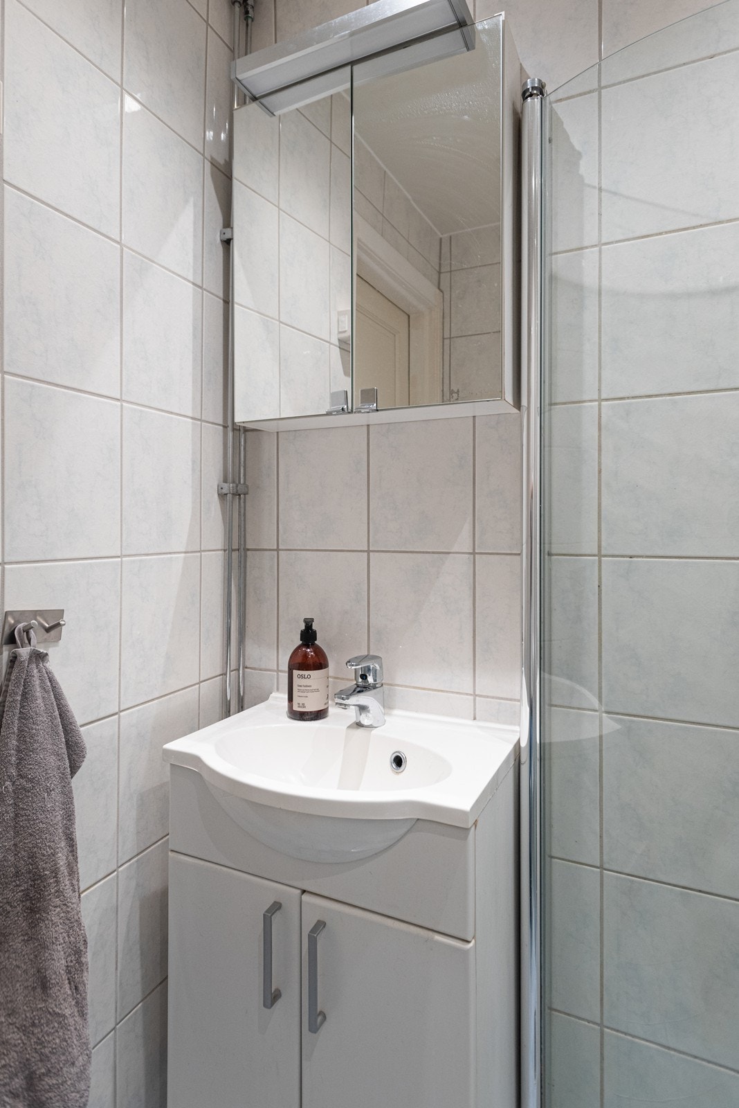 Vaskemaskin og tørketrommel er plassert på kjøkkenet Galleribilde