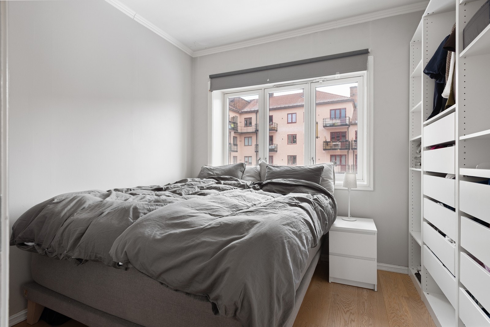 Romslig hovedsoverom med god plass til dobbeltseng og garderobe Galleribilde