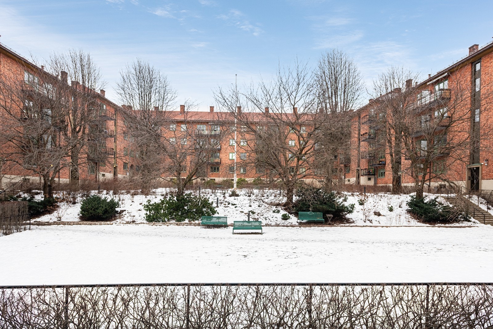 Bakhagen ligger over gatenivå, skjermet av vegetasjon og ligger meget fredelig til Galleribilde