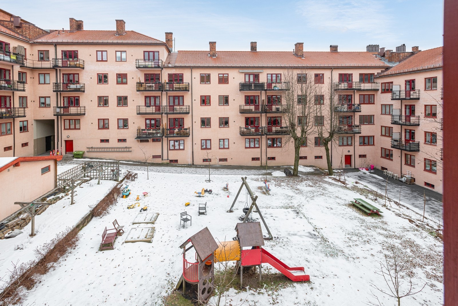 Leiligheten vender mot to forskjellige bakhager, dennes sees fra soverommene Galleribilde