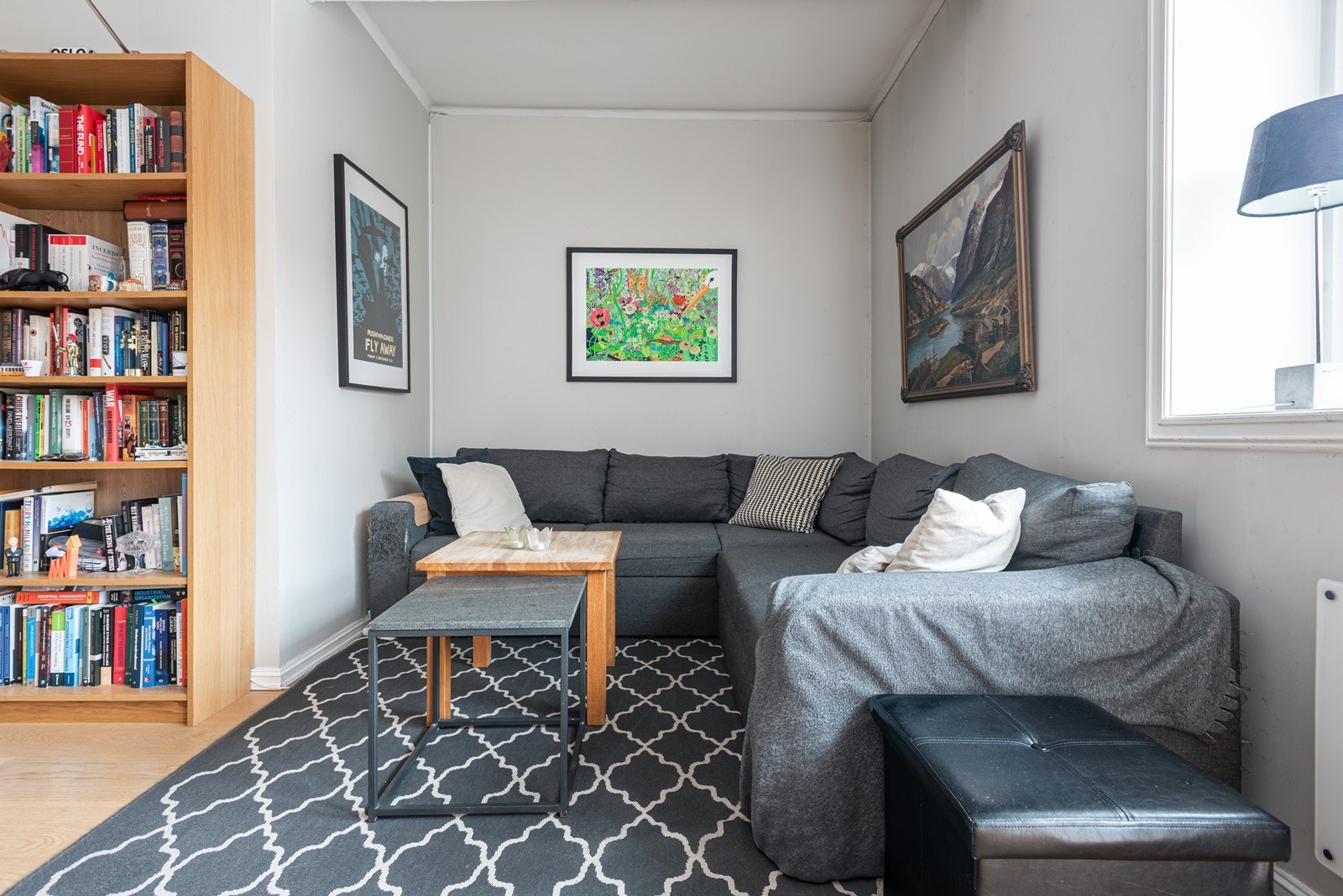 Skjermet sofakrok med god plass til stor hjørnesofa med tilhørende møblement Galleribilde