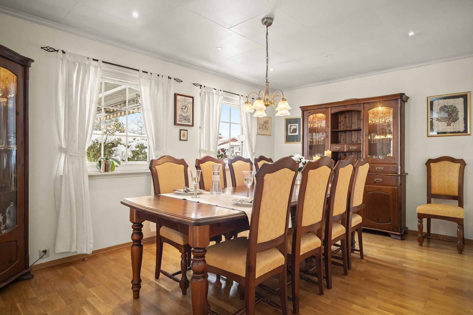 Stor spisestue - her er det opprinnelig tegnet inn 2 soverom for de som heller vil ha det. Galleribilde