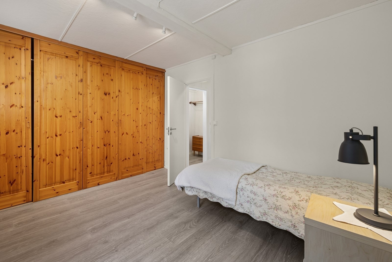 I dag har rommet en større garderobeløsning som strekker seg langs hele ene siden av rommet. Galleribilde