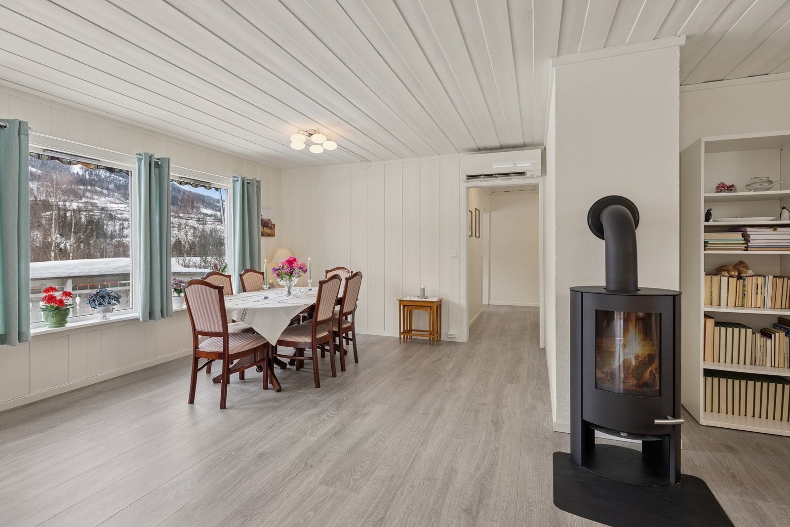 Stuen er svært møbleringsvennlig, med god plass til både sofagruppe, spiseplass og flere soner - perfekt for både hverdagsliv og hyggelige sammenkomster. Galleribilde