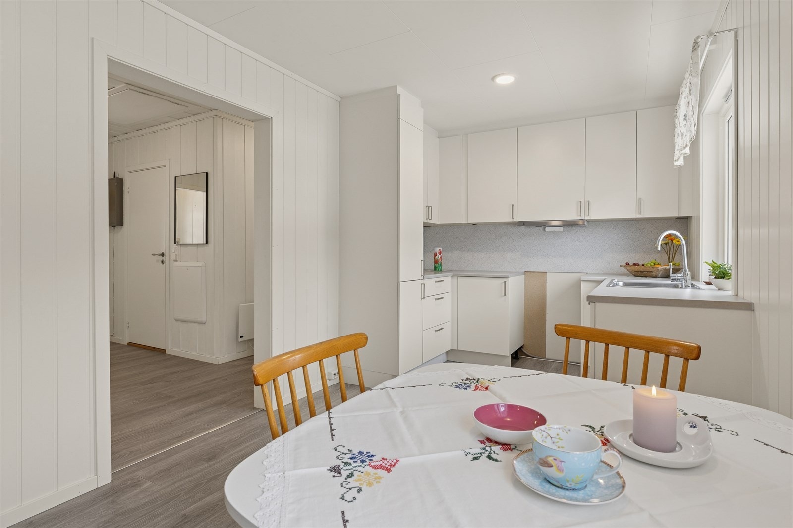 Kjøkkenet fra 2021 og har en innredning med glatte fronter, laminerte skrog og en laminert benkeplate med kjøkkenkum. Galleribilde