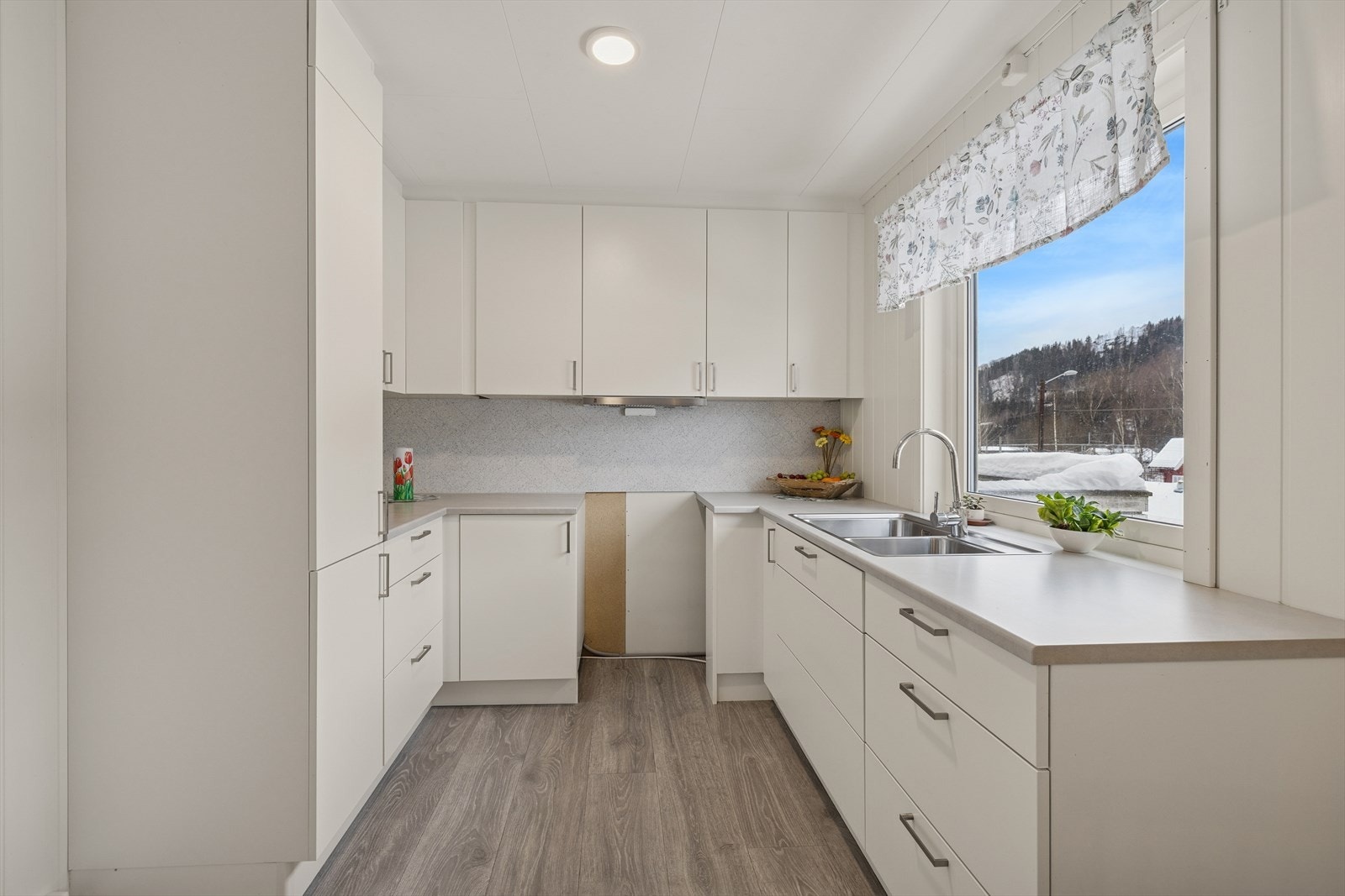 Over benken er det montert laminatplater på vegg. Galleribilde