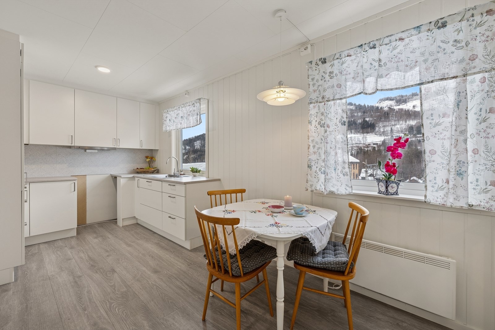 Planløsningen er i tillegg både funksjonell og sosial, med stuen praktisk plassert vegg-i-vegg med kjøkkenet, noe som gir kort vei mellom sonene. Galleribilde