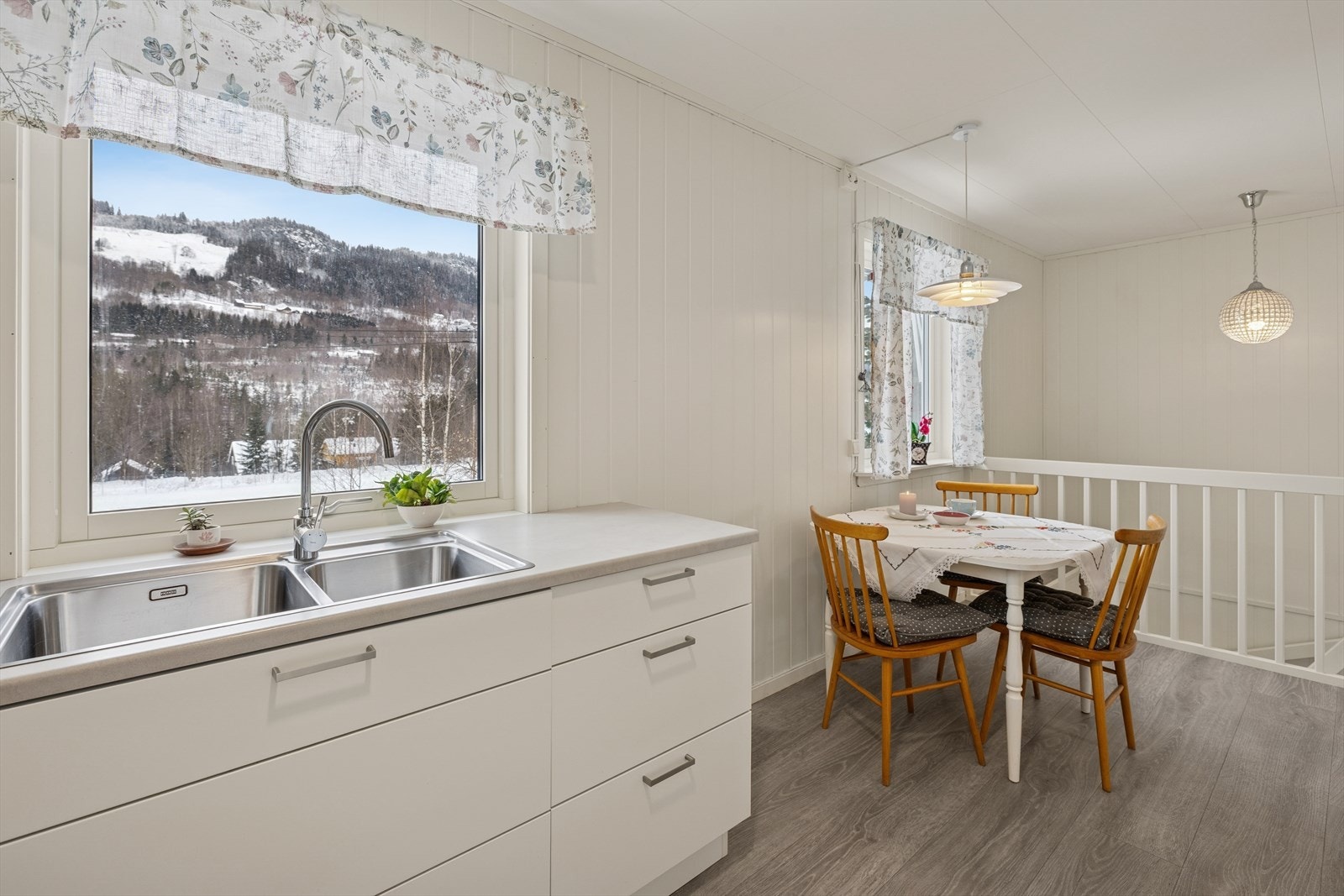 Kjøkken med trapp ned til boligens underetasje. Galleribilde