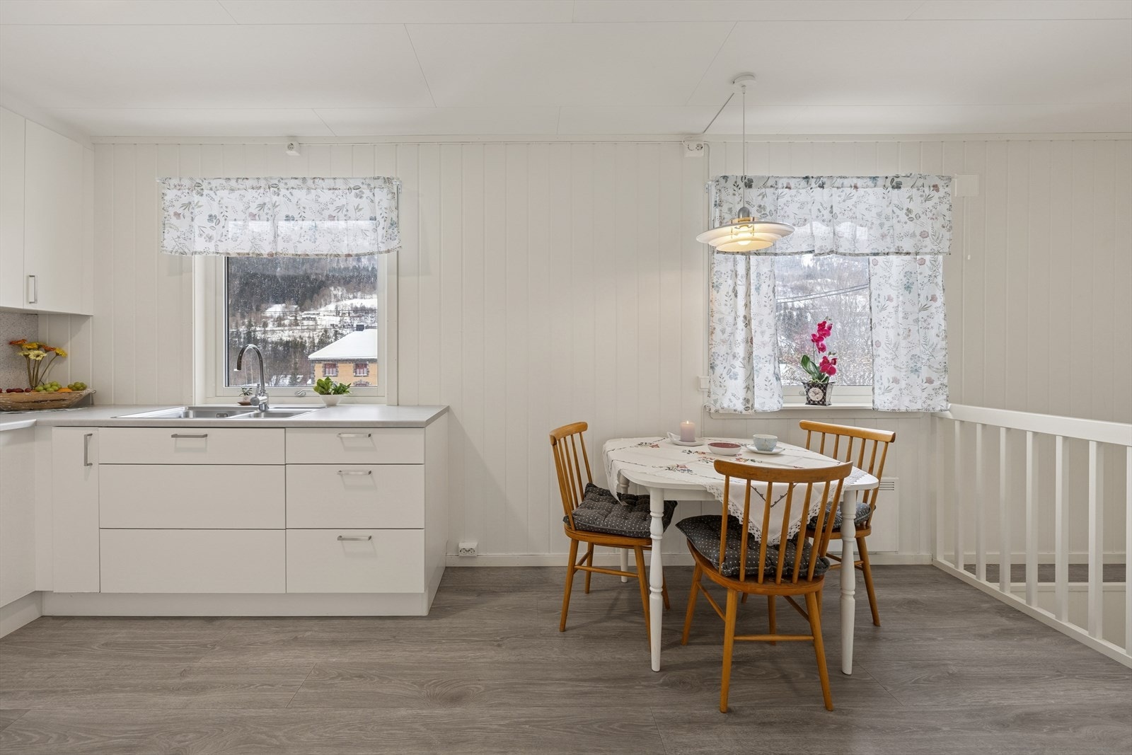 Kjøkken med plass til mindre spisegruppe om ønskelig. Galleribilde