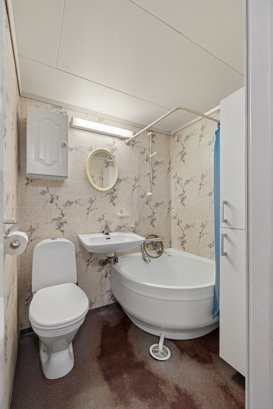 I underetasjen er det et eldre bad som har oppnådd forventet brukstid. Rommet mangler brukendring og har behov for en fullstendig oppgradering for å tåle normal bruk og møte dagens krav. Galleribilde