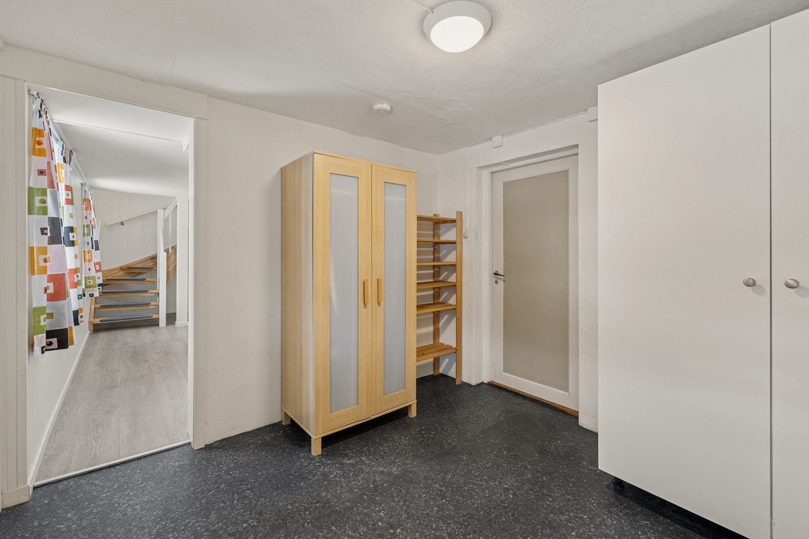 Gang i boligens underetasje. Galleribilde