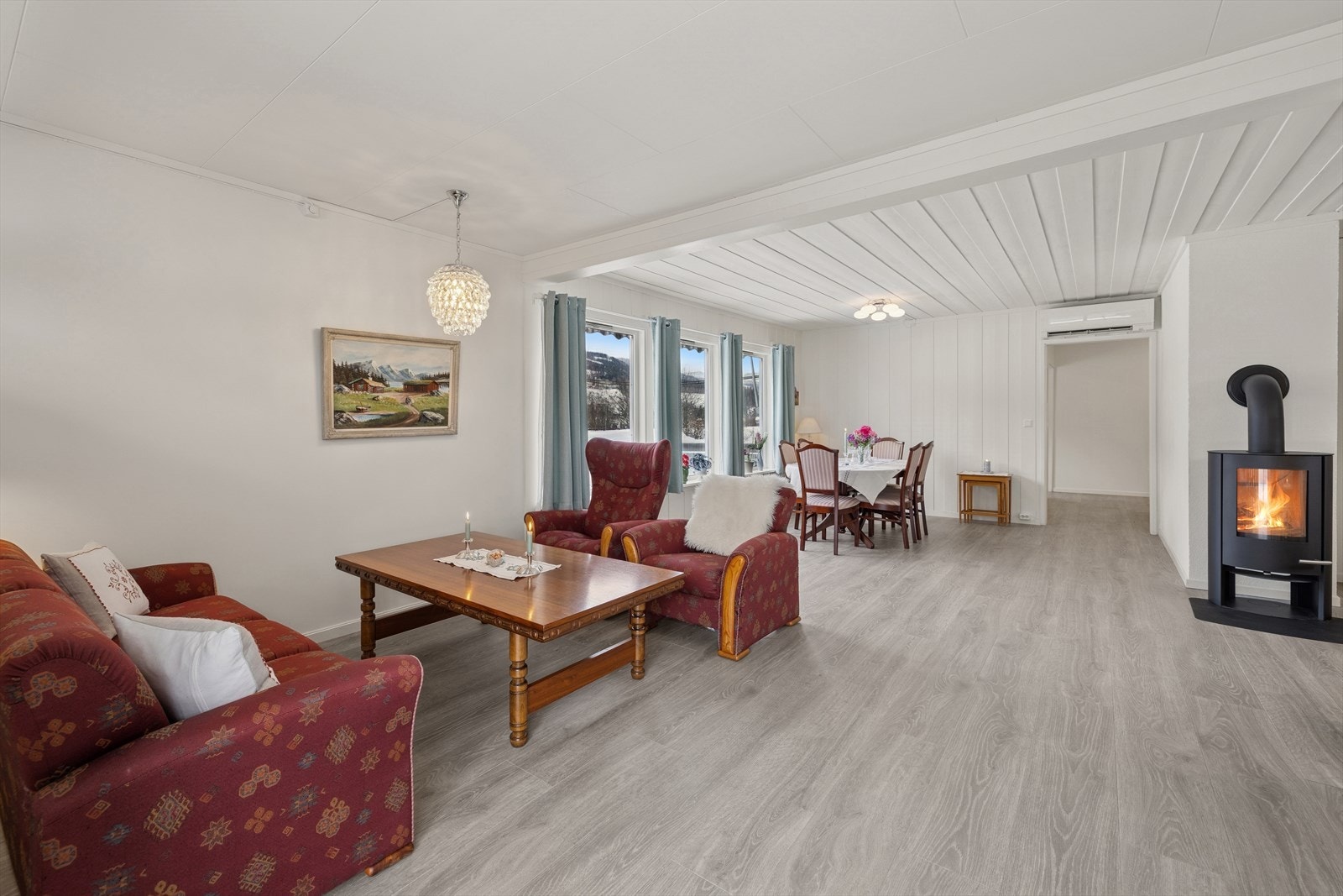 De store vindusflatene slipper inn rikelig med dagslys gjennom dagen og skaper en luftig og innbydende atmosfære. Galleribilde