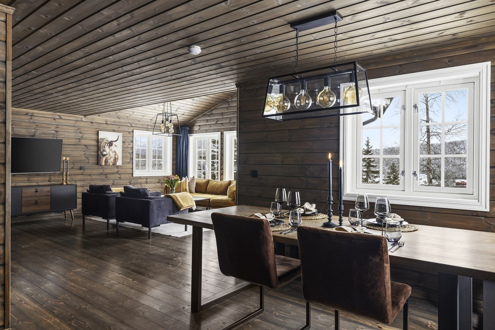 I hytta er det gjennomgående overflater med flotte tregulv og beiset panel hele veien, noe som gir en lun og delikat helhet. Galleribilde