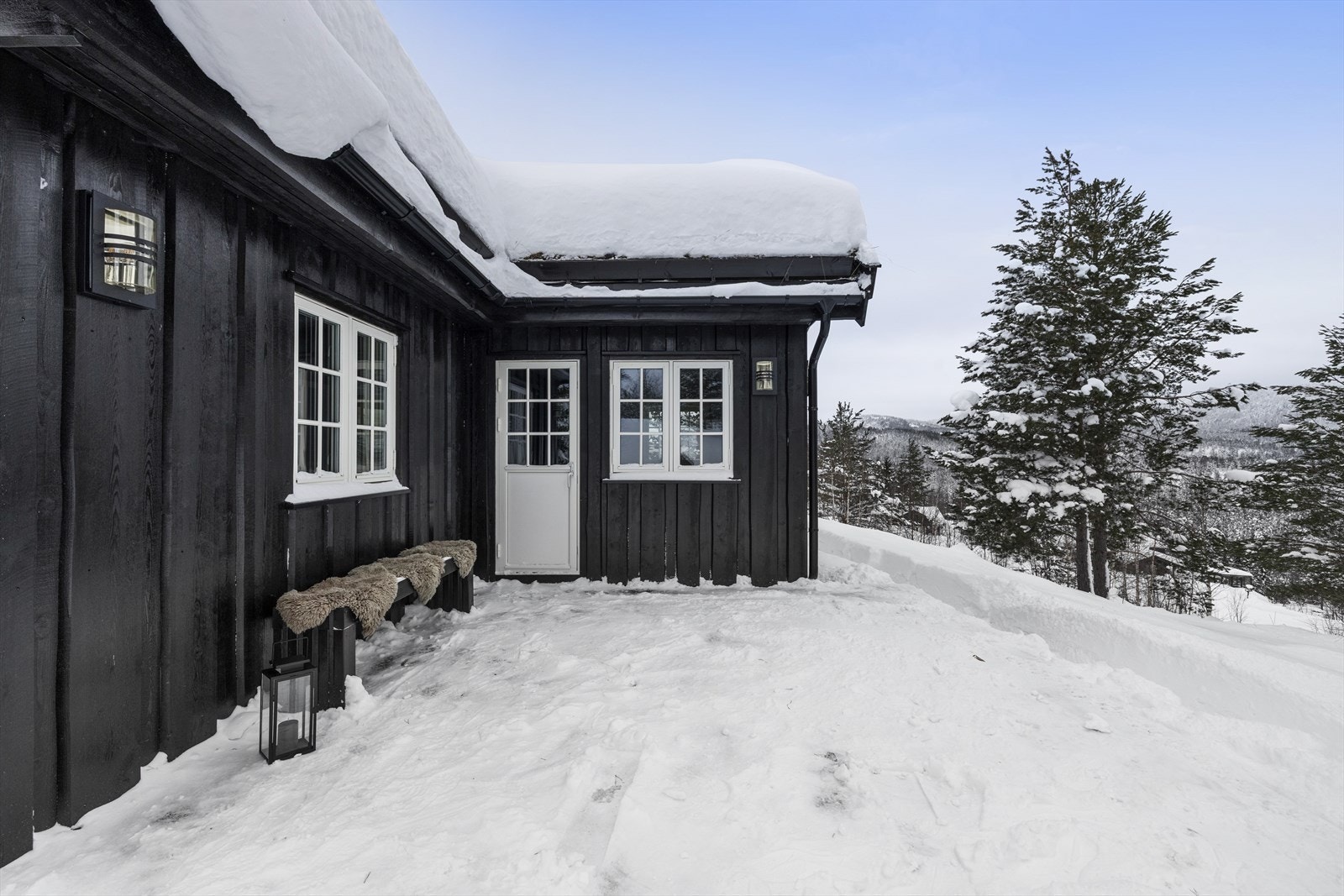 Fra stuen er det utgang til en deilig terrasse med god plass til utemøbler og grill. Galleribilde