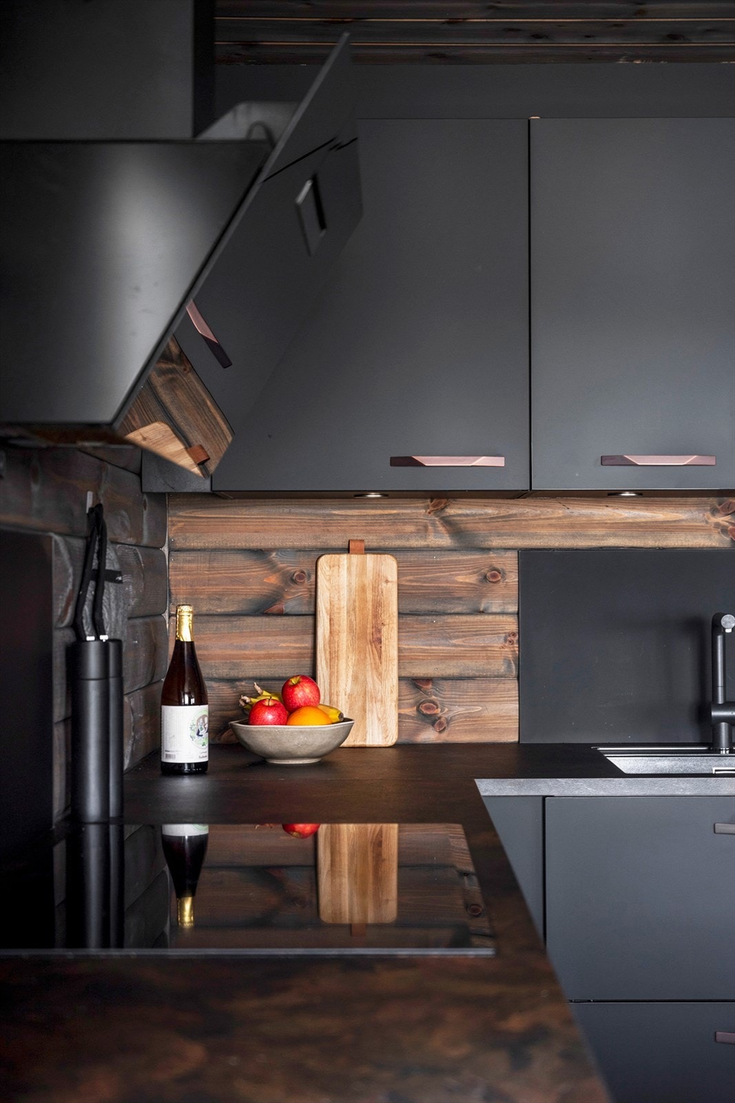 Hvitevarer er integrert oppvaskmaskin, mikrobølgeovn, stekeovn samt nedfelt koketopp. Over stekesone er det ventilator med kullfilter. Det er i tillegg montert komfyrvakt. Galleribilde