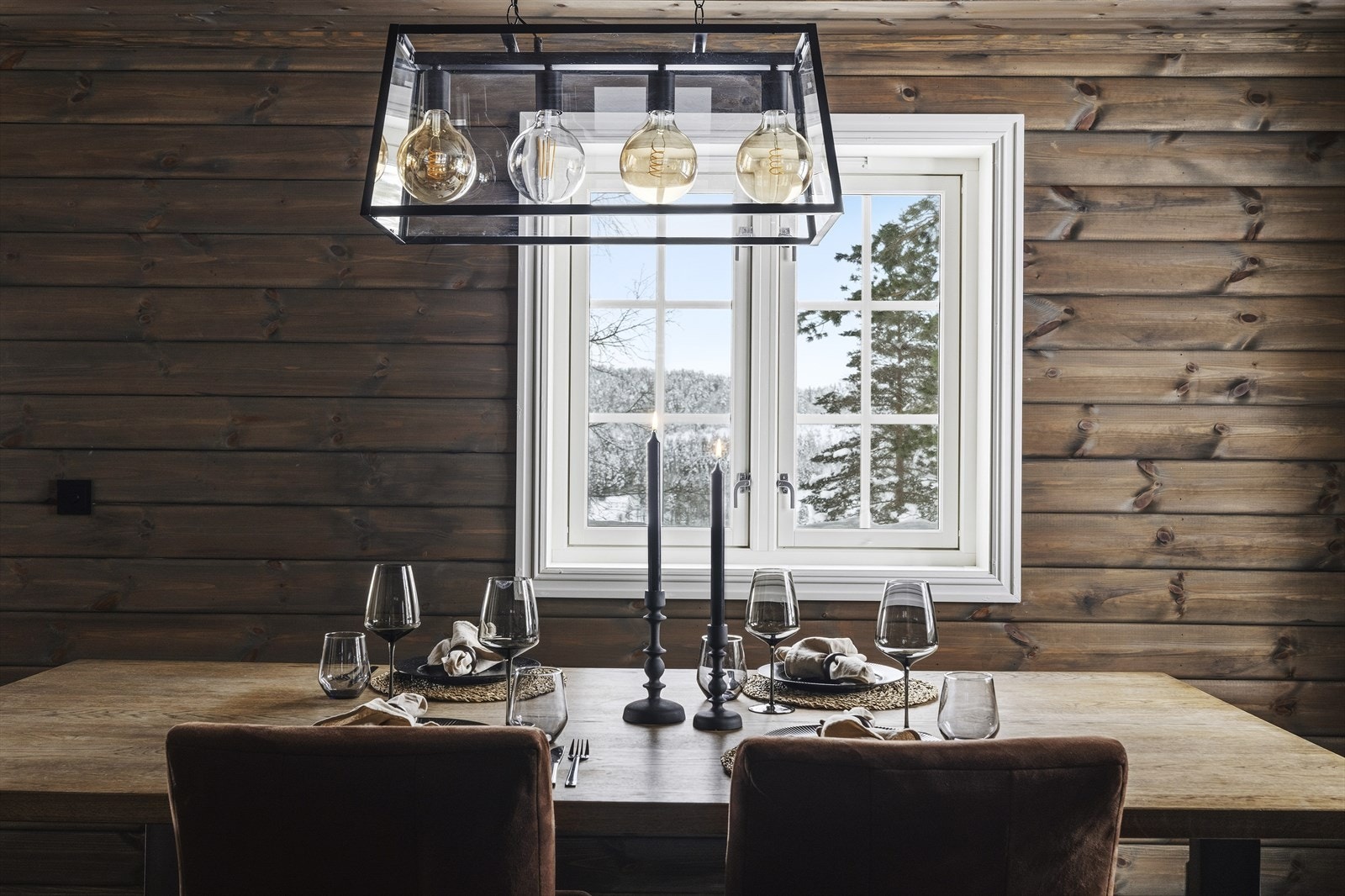 Vinduene slipper inn godt med naturlig lys til spiseplassen og måltidene kan nytes med fint utsyn til naturområder. Galleribilde