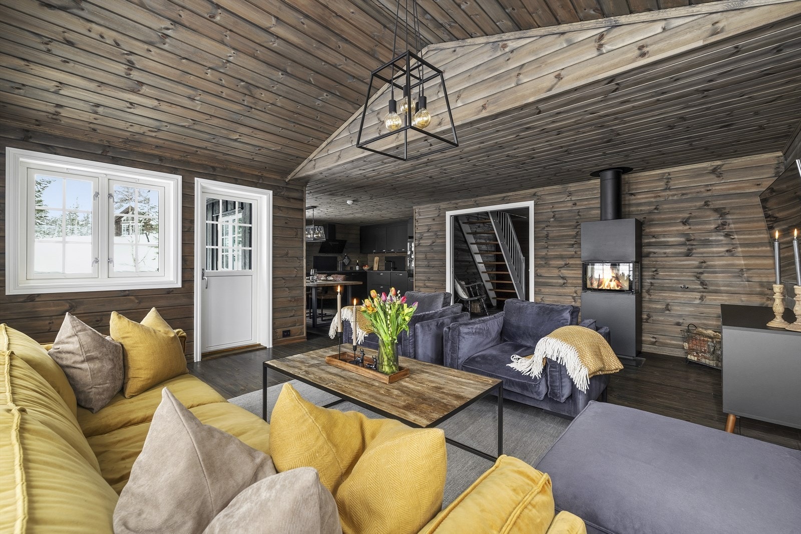 Romslig og delikat vinkelstue med åpen kjøkkenløsning og god plass for møblering. Galleribilde