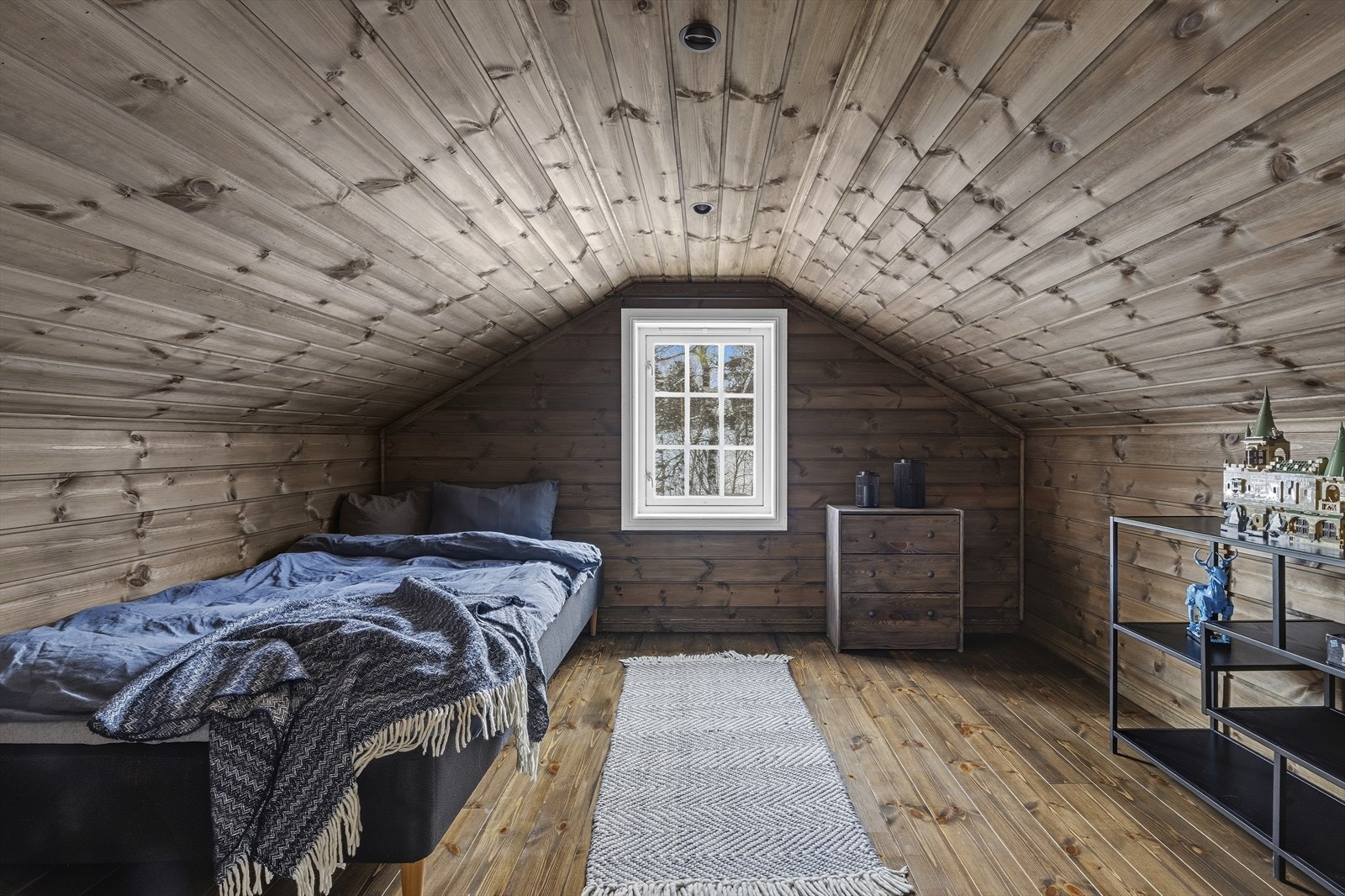 På hems er det hemsrom innredet med sengeplasser. Galleribilde