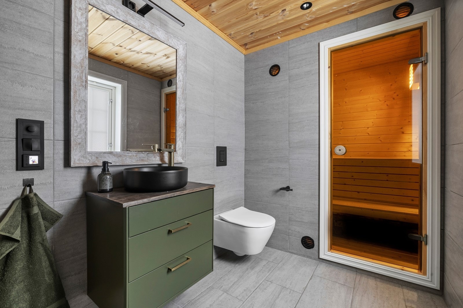 Flott, helfliset bad med varmekabler i gulv og spotter i tak. Innenfor badet er det en deilig badstue utstyrt med benker og badstueovn. Galleribilde