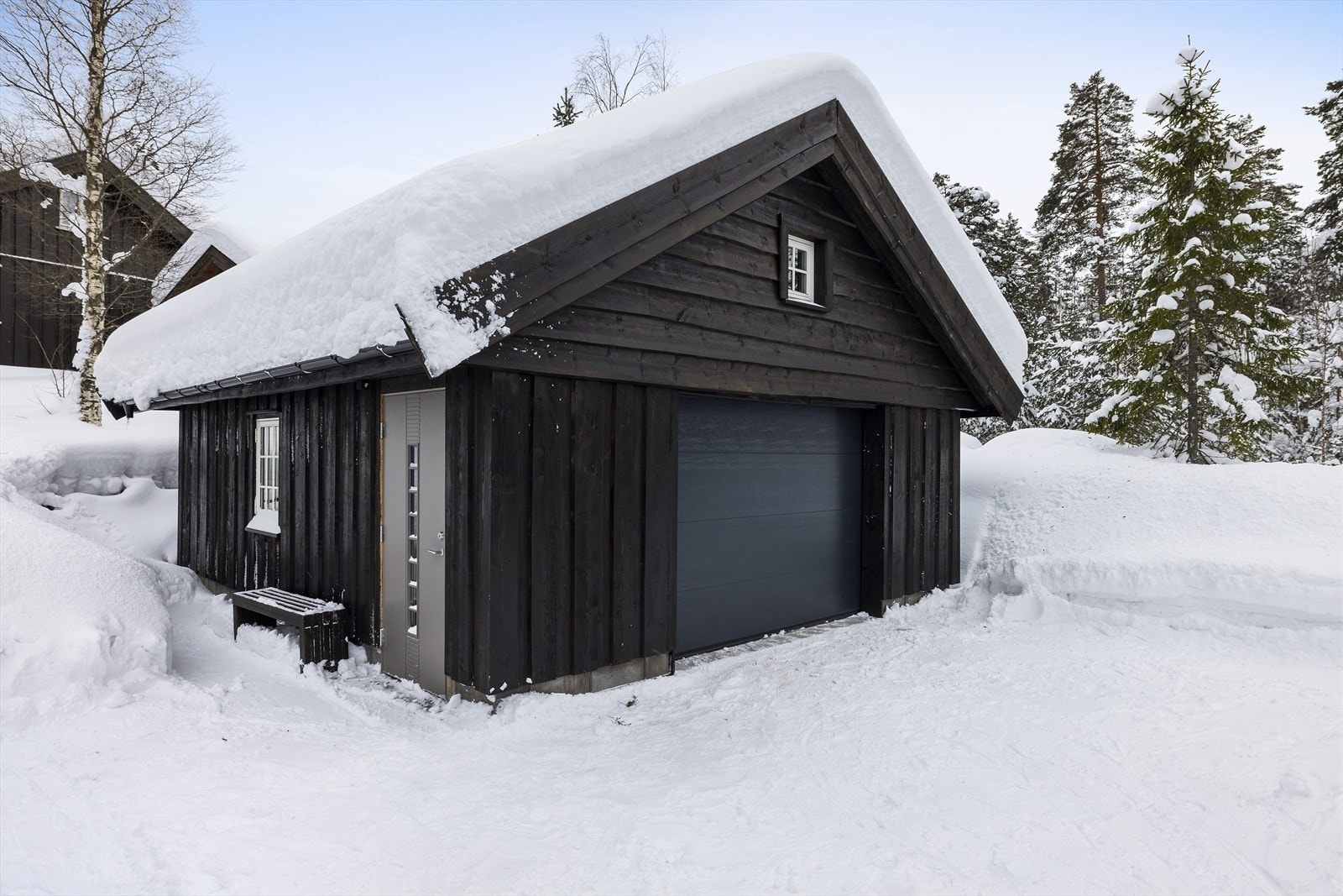Romslig garasje med enkel port. Innlagt strøm og automatisk port. Galleribilde