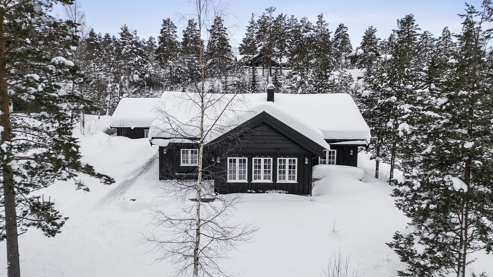 Nydelig og romslig tomt på 1 333,4 kvm som er pent opparbeidet med flotte terrasser og stor gårdsplass med biloppstillingsplasser, samt parkering i garasje. Deler av tomten er naturtomt med trær og naturlig vegetasjon. Galleribilde