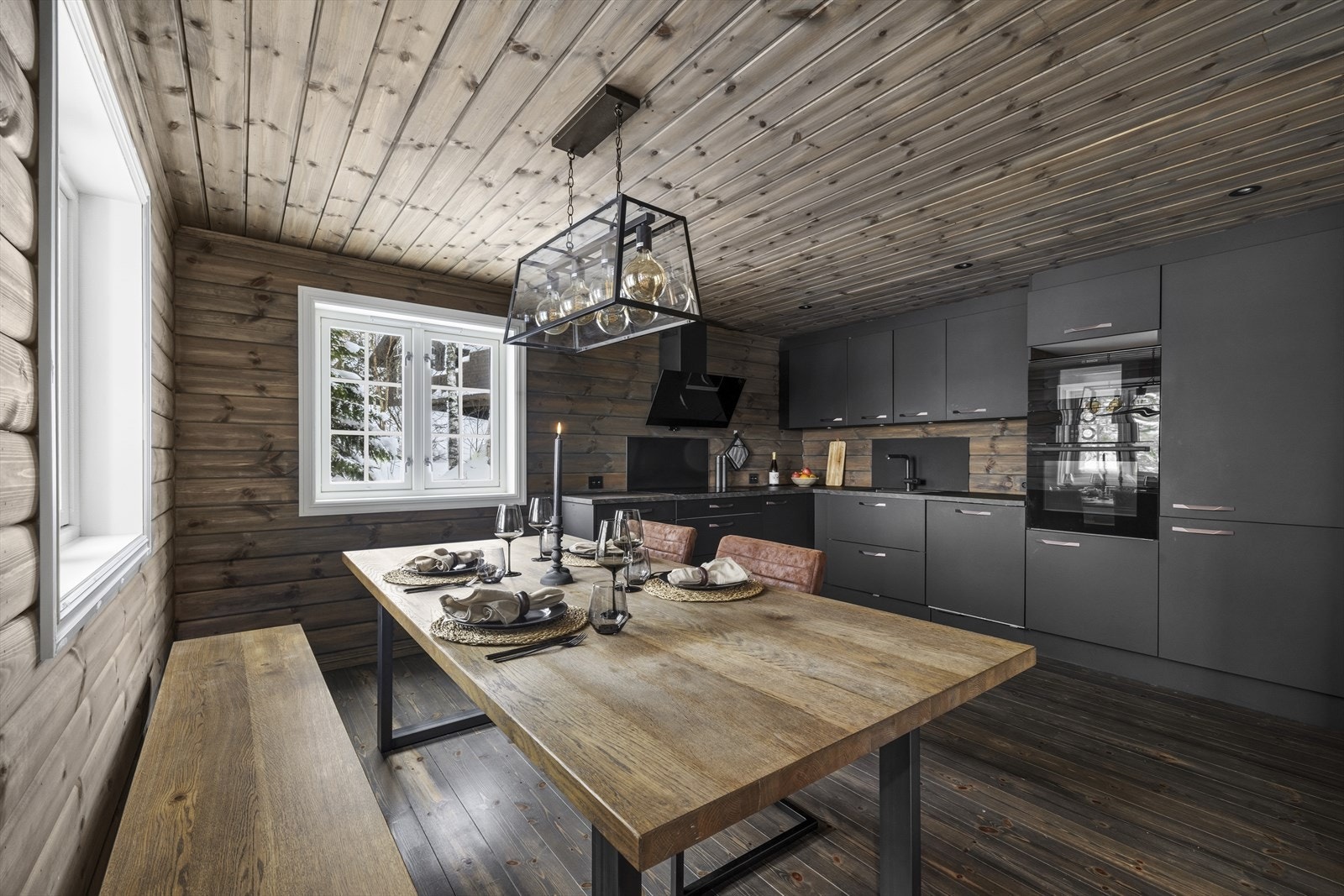 Et moderne og pent kjøkken med romslig spiseplass, god skap- og skuffplass og integrerte hvitevarer. Galleribilde