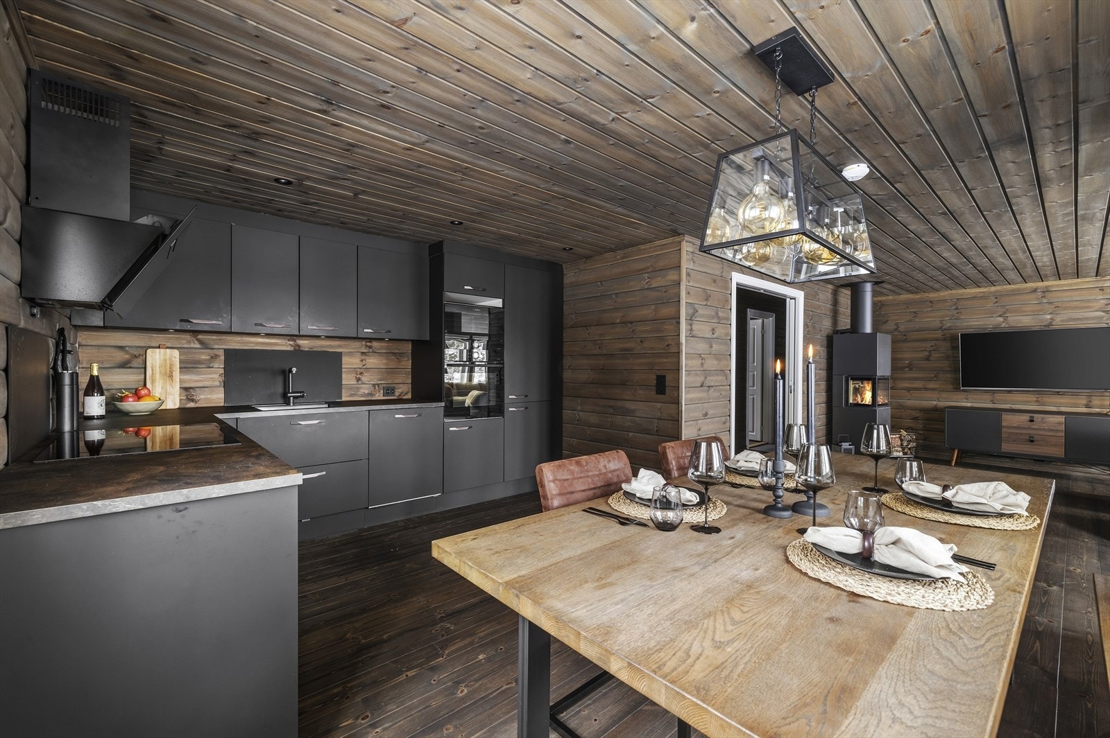 Kjøkkenet har innredning med slette fronter og laminerte benkeplater med fuktbestandig plater ved vask og koketopp. Galleribilde