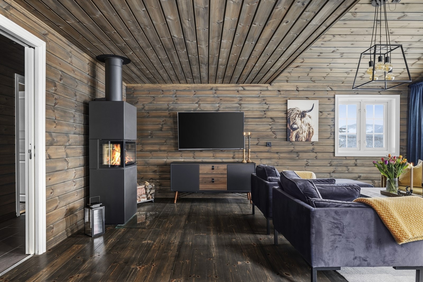 I stuen er det montert en stilig vedovn for lun varme på kaldere dager. Galleribilde